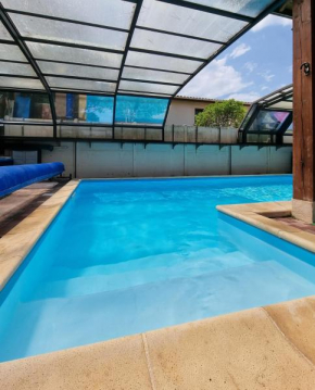 Villa climatisée 5 chambres avec Piscine couverte à 700 m de la plage